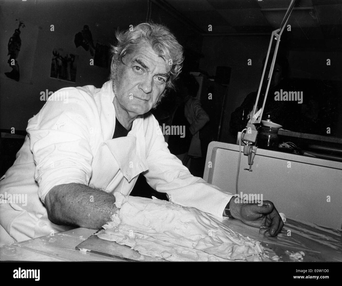 Attore Jean Marais con un braccio intonacata Foto Stock