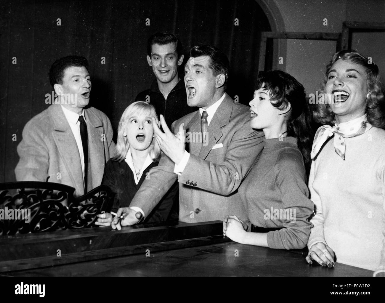 Attore Jean Marais cantando con i colleghi Foto Stock