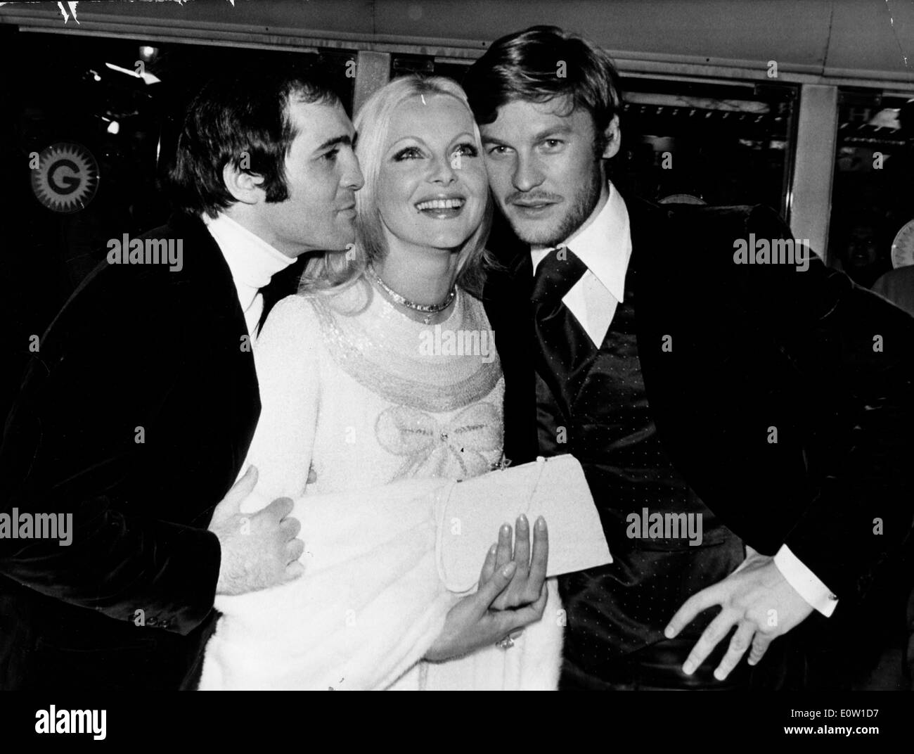 L'attrice Virna Lisi con gli amici in una premiere del film Foto Stock