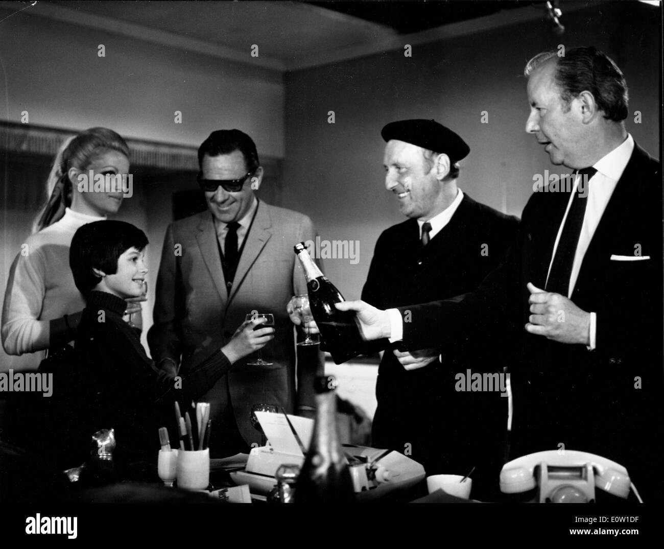 Virna Lisi, William Holden, Bourvil e Terence Young Foto Stock