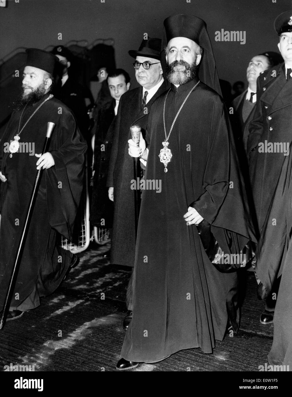L Arcivescovo Makarios III arriva a Londra con accompagnatori Foto Stock