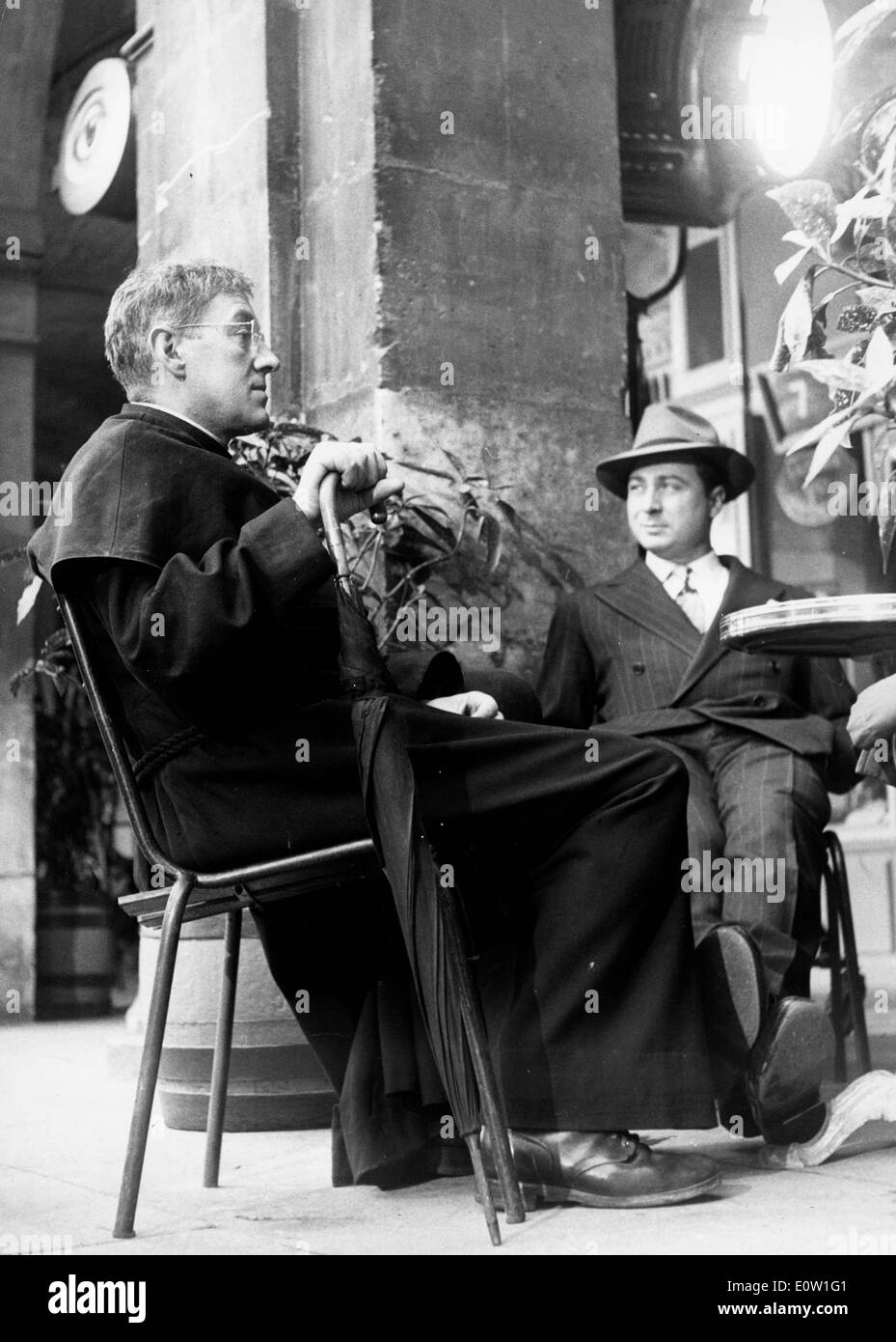 Attore Alec Guinness in un film come Padre Brown Foto Stock