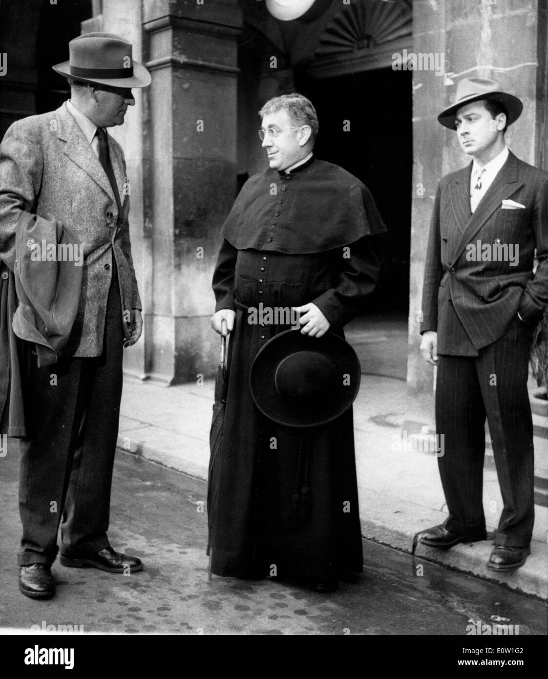 Attore Alec Guinness in un film come Padre Brown Foto Stock