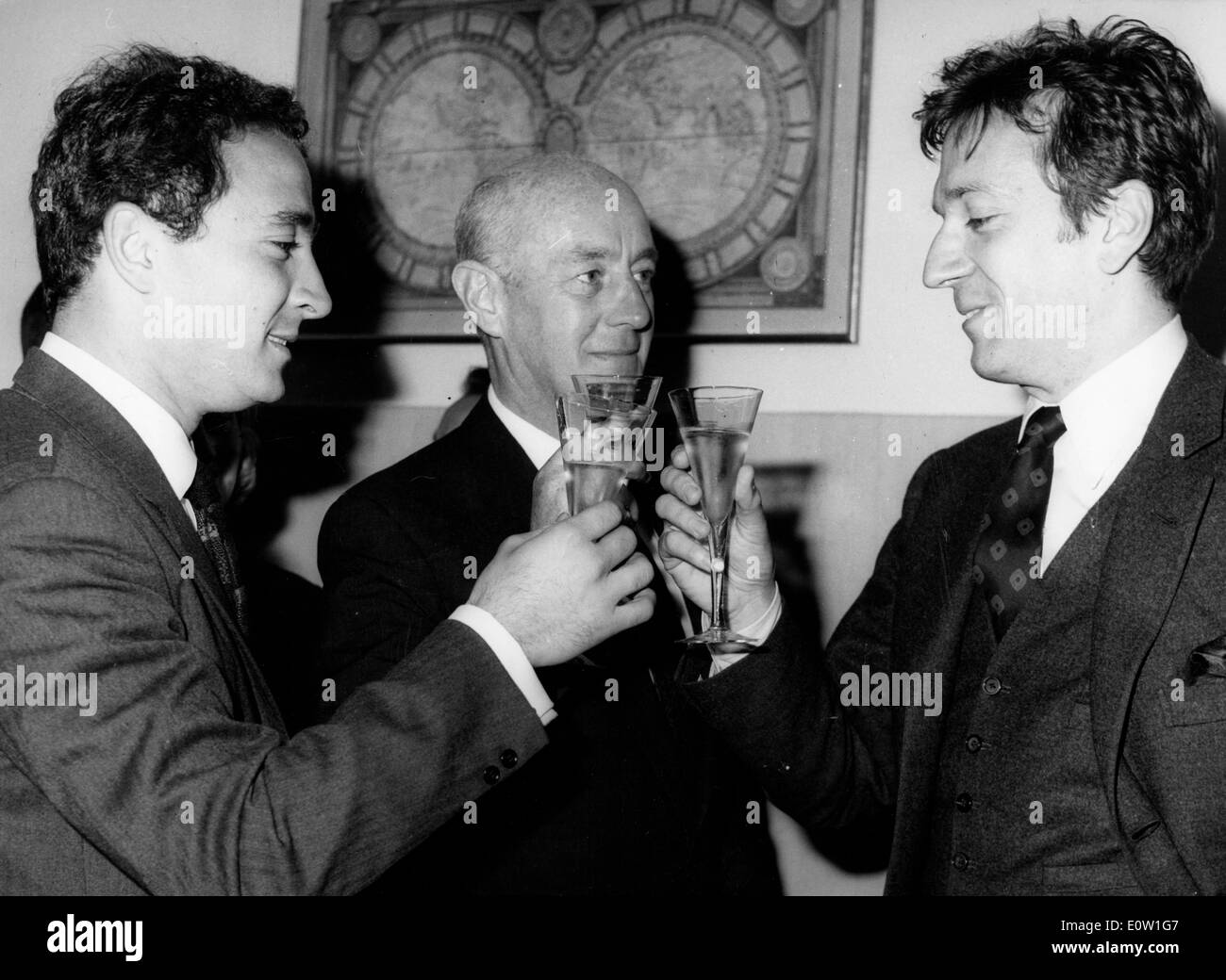 Attore Alec Guinness toast il suo drink con gli amici Foto Stock