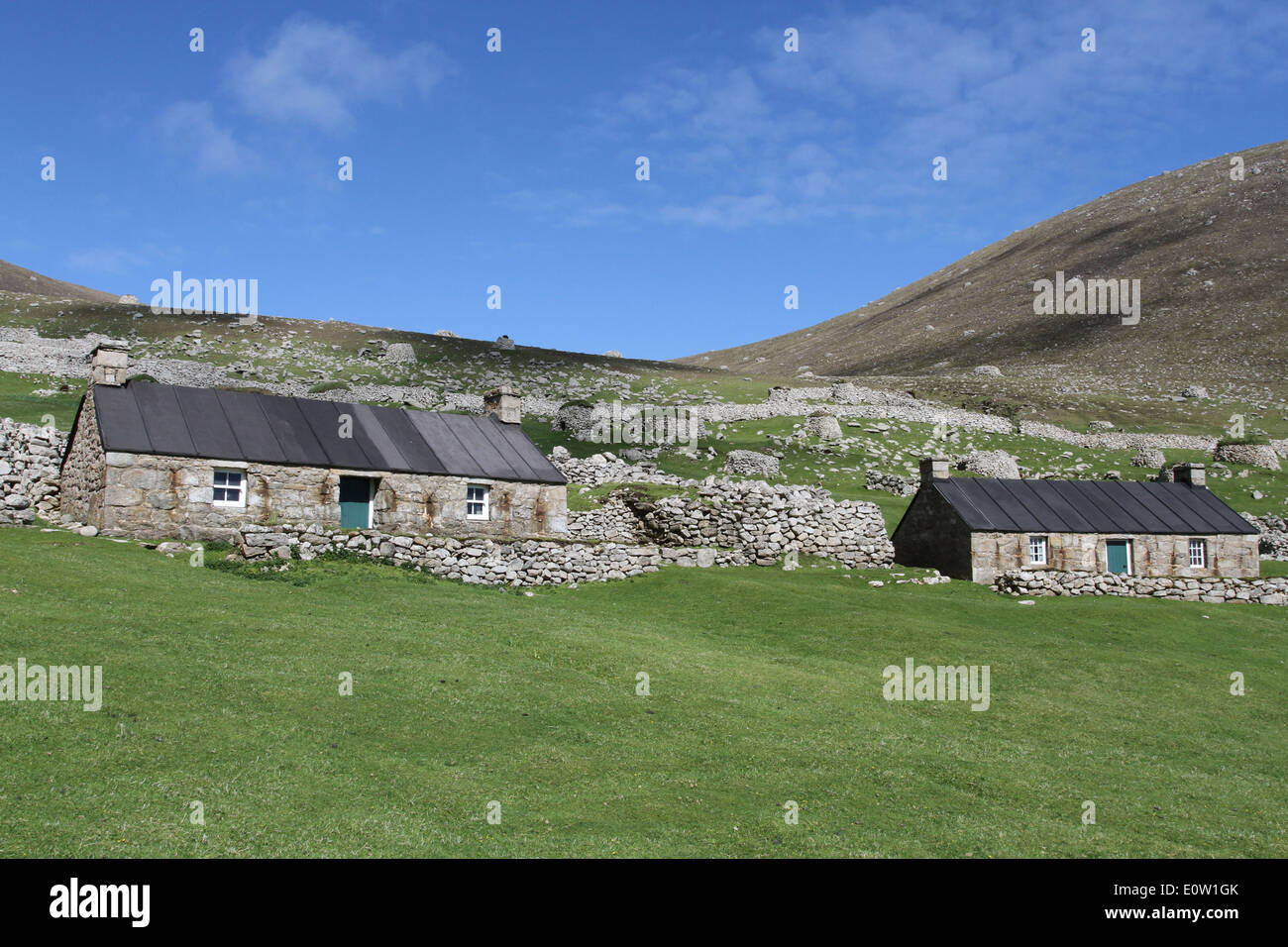 Cottage rinnovati di recente main street hirta st Kilda Scozia maggio 2014 Foto Stock