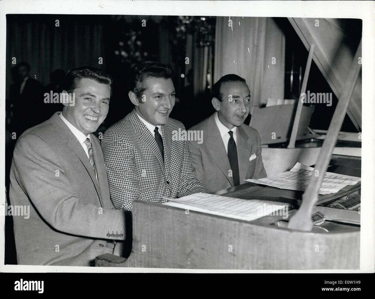 Nov. 11, 1960 - Registrazione di Stelle a varietà club la "Golden Disc' Pranzo. Molti inglesi e americani la registrazione stelle frequentato odierna varietà Club annuale "Golden Dic' pranzo presso il Dorchester Hotel. Keystone Foto Mostra: raffigurato su un pianoforte presso il pranzo di oggi sono (L a R): pianista compositore, Russ Conway, American Liberace pianista e compositore conduttore, Stanley Black. Foto Stock