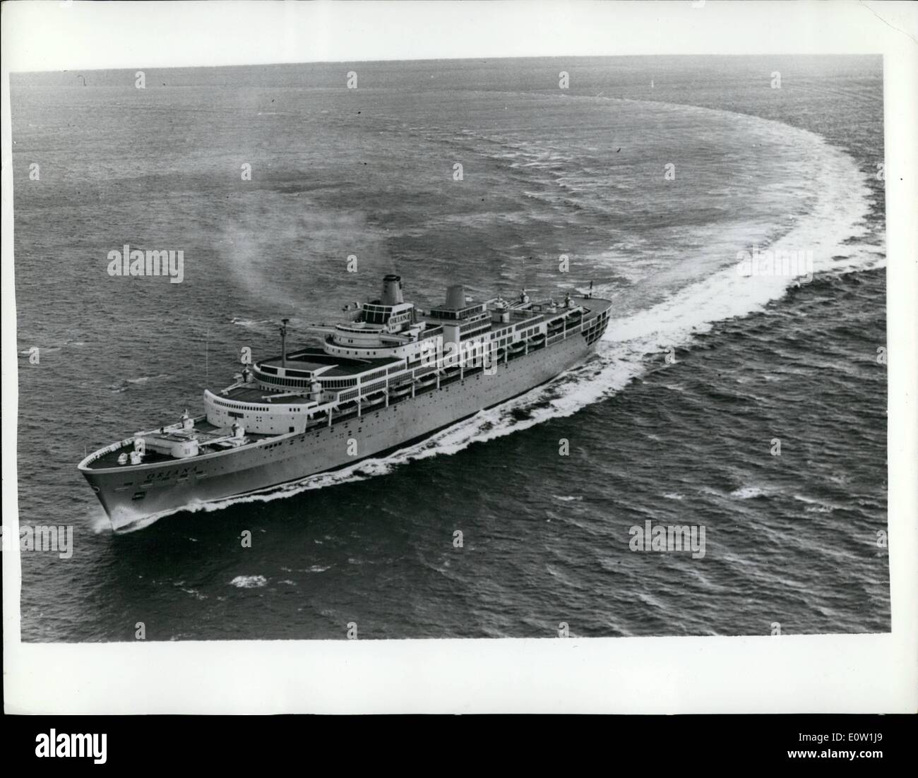 Nov. 11, 1960 - La Gran Bretagna della nuovissima nave passeggeri si prepara per il viaggio inaugurale il 4.000.000 ''ORIANA''. Il nuovo lussuoso P. E O. Liner ORIANA (40.000 tonnellate)-lanciato a Barrow-è ora a Southampton preparando per il suo viaggio inaugurale in Australia e America del Nord. Th ORIANA è la più grande nave passeggeri mai lanciato in Inghilterra- e la costa 4.000.000 ... lei sarà comandato da CAPT. CLIFFORD EDGECOMBE ... lei è probabilmente la più aggiornata di nave passeggeri nel mondo di oggi. Tutte le operazioni di caricamento e di scarico è effettuata da automatico di comando a pulsante Foto Stock