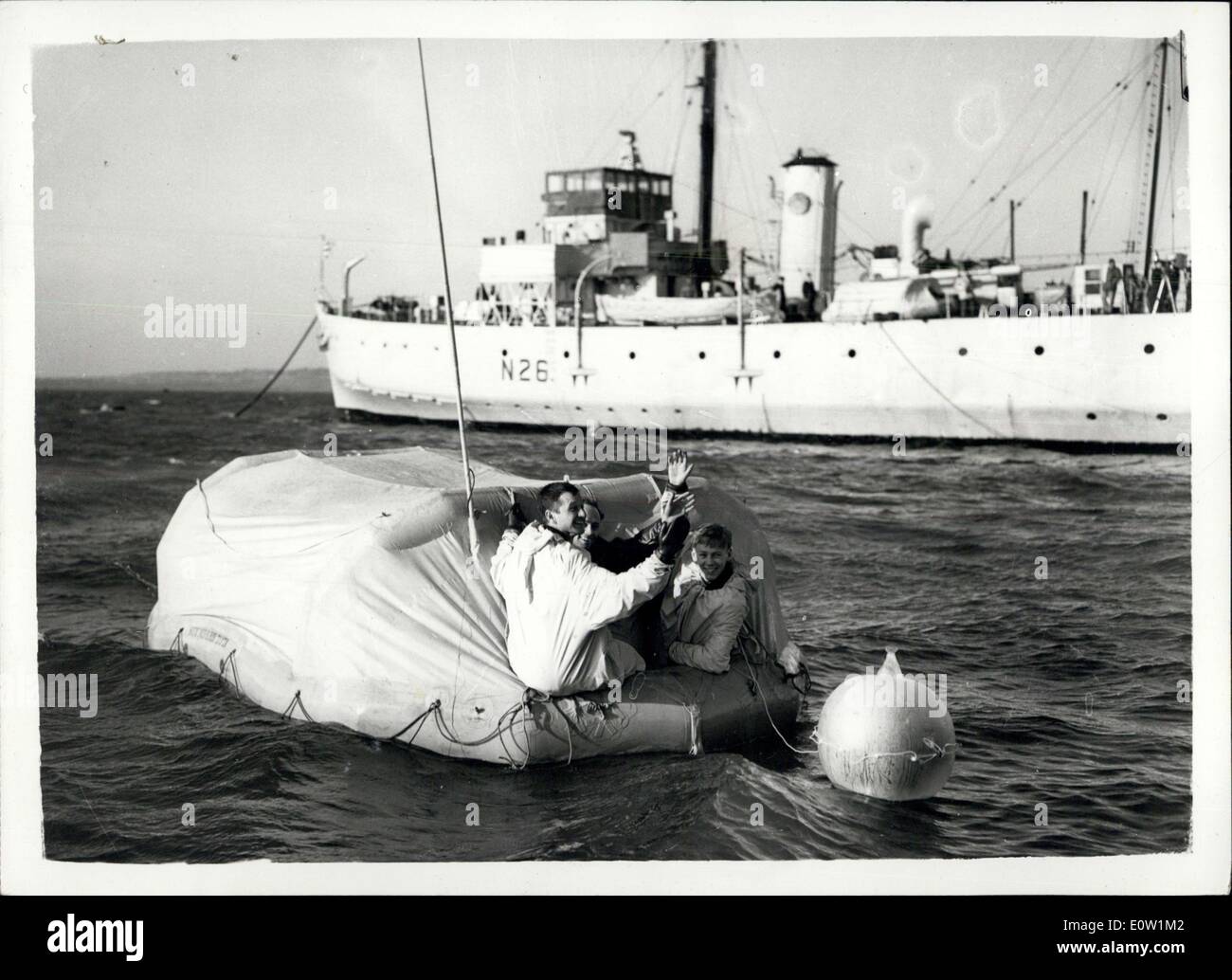 Nov. 23, 1960 - Royal Naval di sopravvivenza a prove in mare.: gli ufficiali e i marinai della Royal Navy ha preso parte nella sopravvivenza a prove in mare Foto Stock