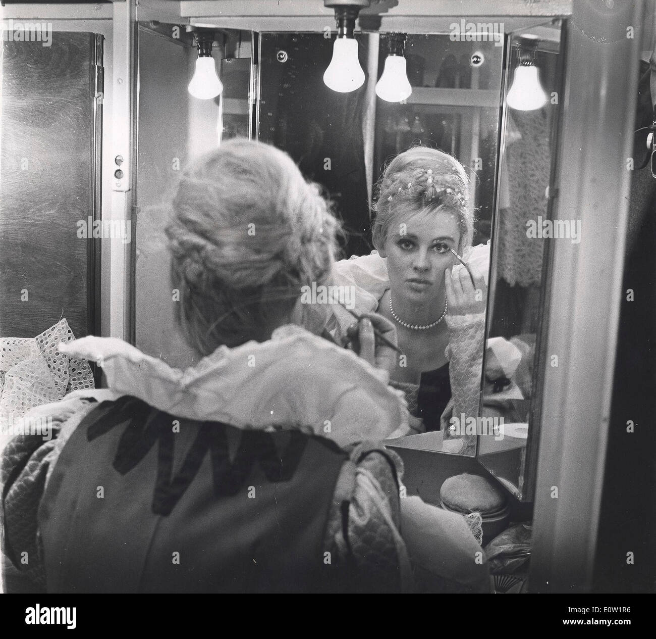 Jan 01, 1961 - Londra, Inghilterra, Regno Unito - prendendo parte alla combinazione delle prestazioni in scena dalla Accademia Reale di Arte Drammatica - la Scuola centrale del discorso e del dramma e la Londra di Accademia di Musica e Arte Drammatica - al Teatro Vanbrugh, Bloomsbury oggi - è il 20 enne studente Julie Christie - chi è nato in Horam, India, dove il suo padre era un tè piantatrice. Le prestazioni sarà guardato dalla Regina Madre. Colleghi studenti rivendicazione che Julie è Brigitte Bardot il doppio. In questa foto, Julie Christie rende fino in preparazione per la mostra presso il Teatro Vanbrugh questa mattina Foto Stock