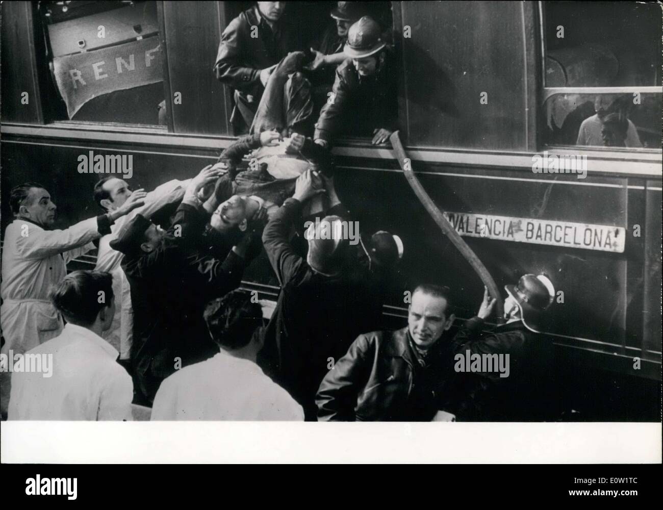 11 gennaio 1961 - venticinque morti e cinquanta feriti in un terribile incidente ferroviario, nei pressi di Barcellona. Foto Stock