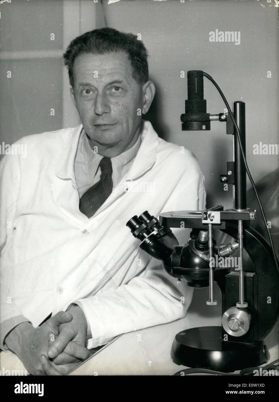 Dic. 06, 1960 - microbiologo francese Andre Lwoff riceverà il Golden Leeuwenhoek medaglia presso l'Istituto Pasteur. Questa medaglia è dato solo ogni dieci anni dall'l'Accademia Reale Olandese delle Arti e delle scienze per lo scienziato giudicato per avere reso il più significativo contributo di microbiologia nell' ultimo decennio. Foto Stock