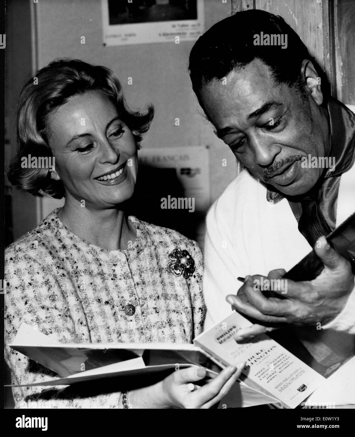 Musicista jazz Duke Ellington in possesso di un libro con Michele Morgan Foto Stock