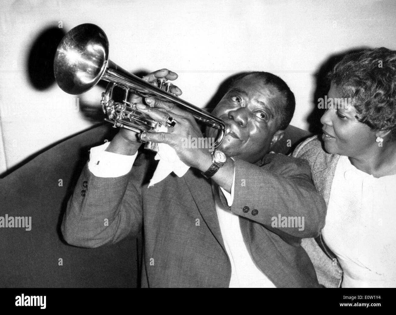 Louis Armstrong a suonare la tromba per sua moglie Lucille Foto Stock