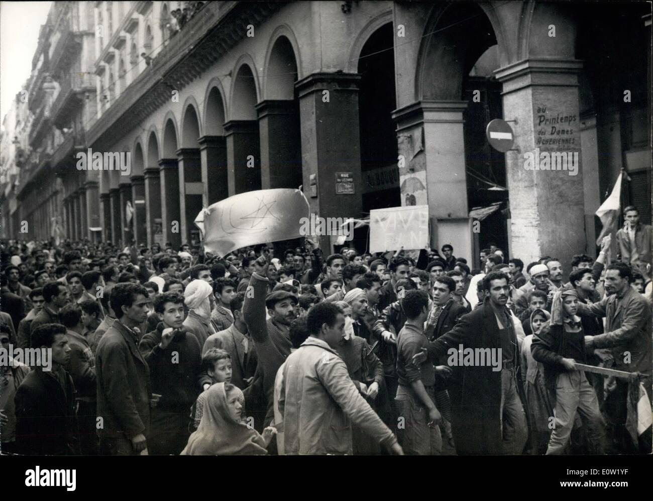 Il 12 Dic. 1960 - Algeri: disordini continua: mostra fotografica di manifestanti nativa che trasportano i banner con la scritta ''Evviva il Fronte Nazionale di Liberazione" Foto Stock