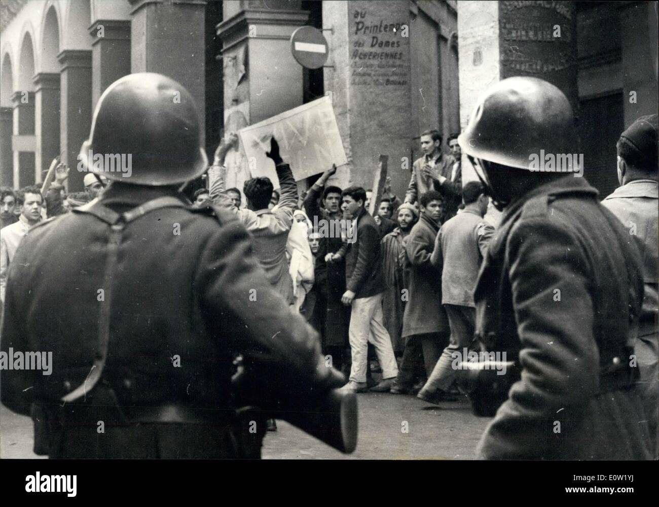 Il 12 Dic. 1960 - Algeri: disordini continua: mostra fotografica di manifestanti nativa che trasportano i banner con la scritta ''evviva la Nazionale di Liberazione" Foto Stock