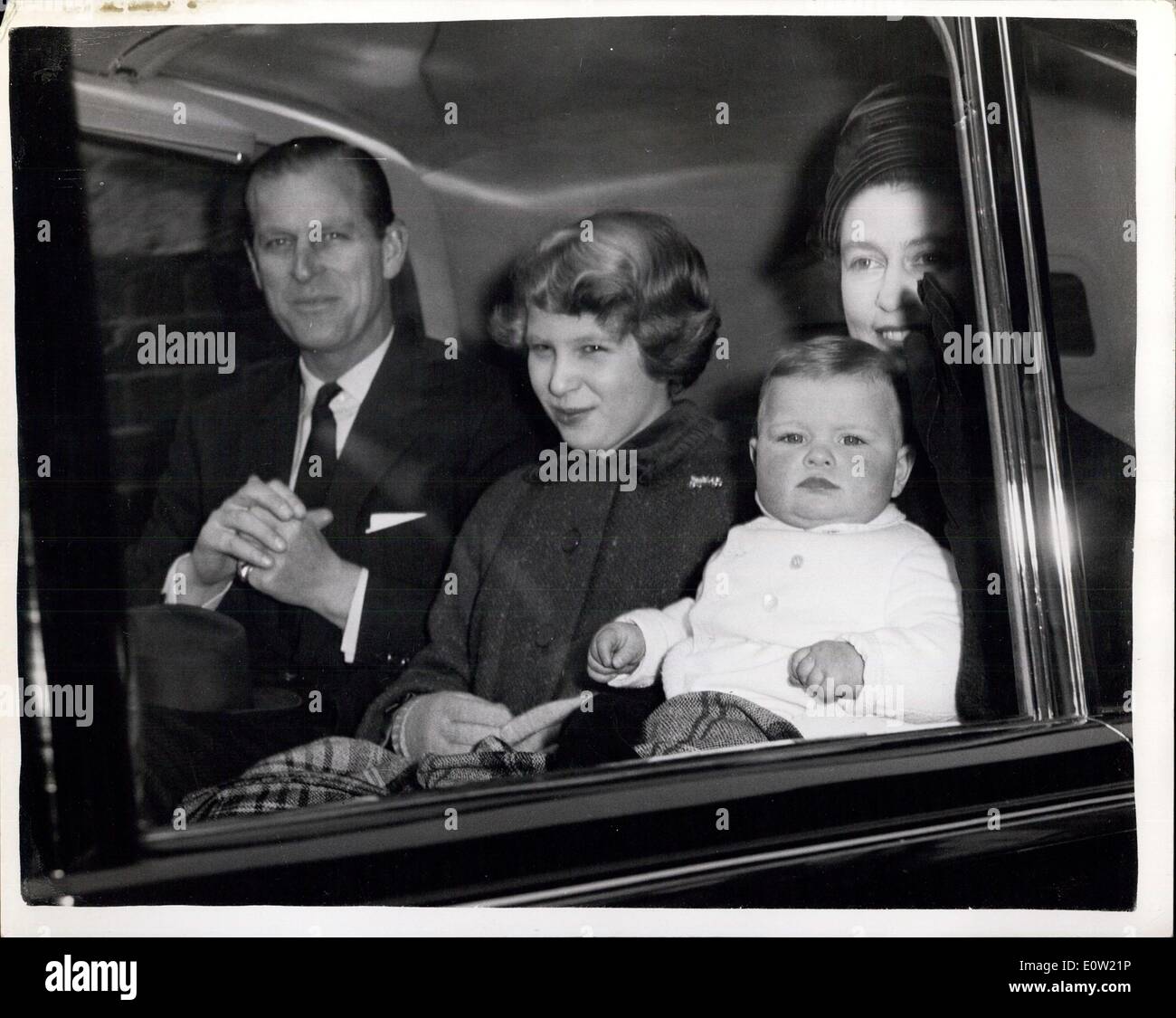 Gen. 16, 1961 - Famiglia Reale Ritorno da Sandringham: H.M. Della Regina e del Principe Filippo con i loro figli, è tornato a Londra da oggi la loro vacanza a Sandringham. La foto mostra la regina e il Principe Filippo, con la Principessa Anna e il principe Andréj, lasciando a Liverpool Street Station dopo arrivano da Sandringham oggi. Foto Stock