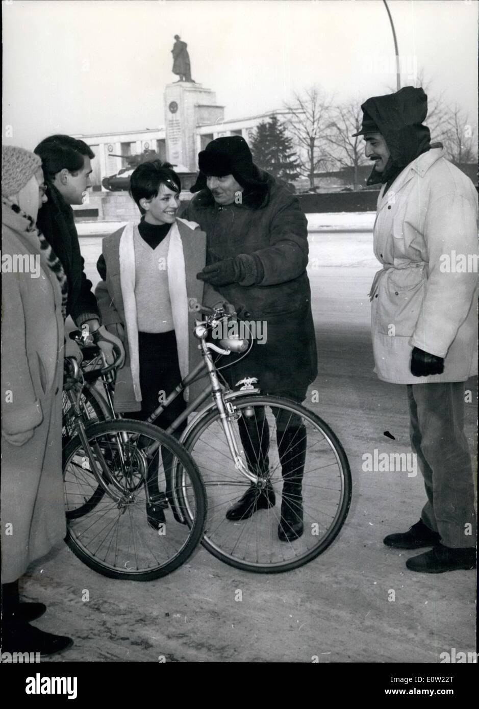 Gen 27, 1961 - ''Io amo, è l'amore" è il titolo di un film italiano che al momento attuale è girato da Alessandro Blasetti, ben conosciuto dai suoi necrealistic commedie. Il film ariess in parti di fronte al sowjetic 'Slegeadeakmal'' a Berlino Ovest. Esso non deve diventare una delle dolciastra tipo di film ma mostrare amore nelle capitali europee. Foto Stock