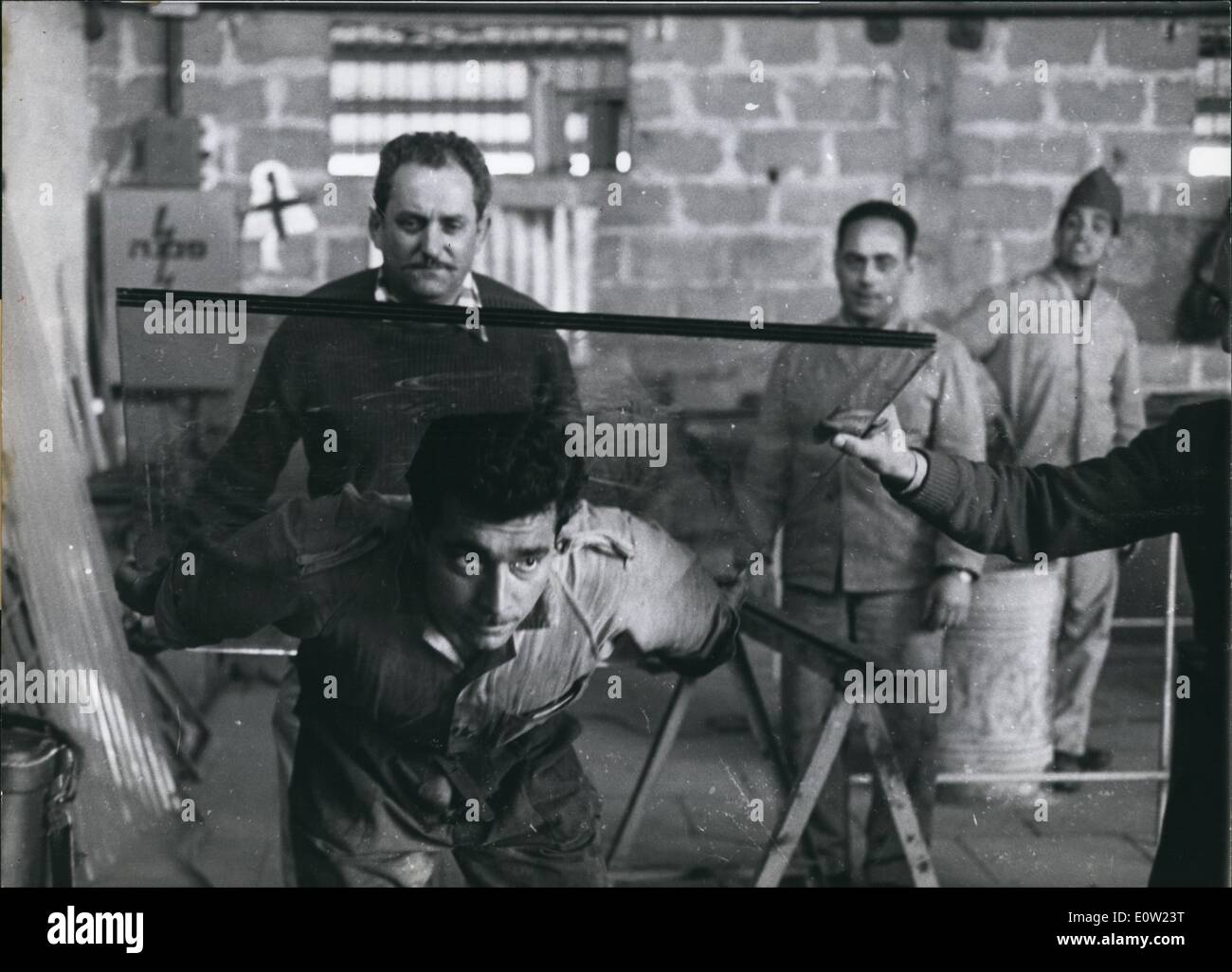 Febbraio 02, 1961 - Anteprima del processo contro Adolf Eichmann in Gerusalemme: un a prova di proiettile cabina è in corso di Eichmann, accusato di aver Foto Stock