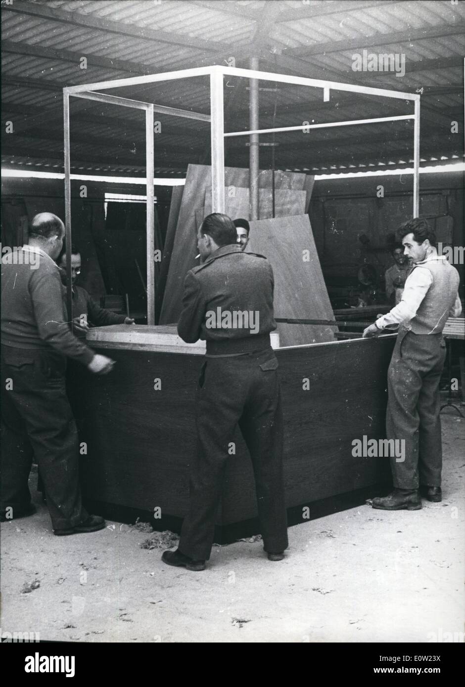 Febbraio 02, 1961 - Anteprima del processo contro Adolf Eichmann in Gerusalemme: a prova di proiettile cabina è in corso di costruzione a Jaffa/Israele in cui ex SS leader Adolf Eichmann, accusato di essere stato responsabile dell omicidio su milioni di ebrei, siederanno durante il suo processo di Gerusalemme insieme con due poliziotti. Il vetro per questa cabina è un paio di centimetri di spessore ha soprattutto per questo motivo sono stati importati dal Belgio. Foto Stock