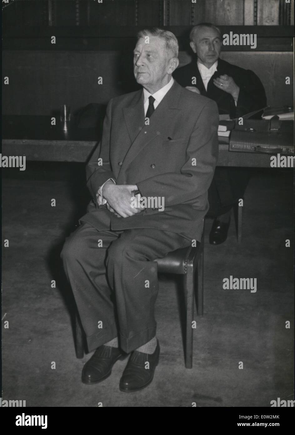 Gen 01, 1961 - Processo contro Bach-Zelewski a Norimberga: a gennaio xvi la prova è iniziata a Norimberga uno dei nove richieste contro di lui contro la ex SS-generale di Erich von dem Bach-Zelewski. In questa versione di prova egli è accusato di essere il responsabile dell uccisione del proprietario di fattoria e tournee rider Anton von Hohberg-Buchwald è il collegamento con la Rohm riot nel 1934. Bach-Zelewski dice di se stesso che era lui che il contrabbando di veleno a Goring con cui quest'ultimo ha commesso il suicide gthe assortiti Norimberga Warcime prove. La foto mostra Bach-Zelewski e il suo avvocato Dr. Wolpert. Foto Stock
