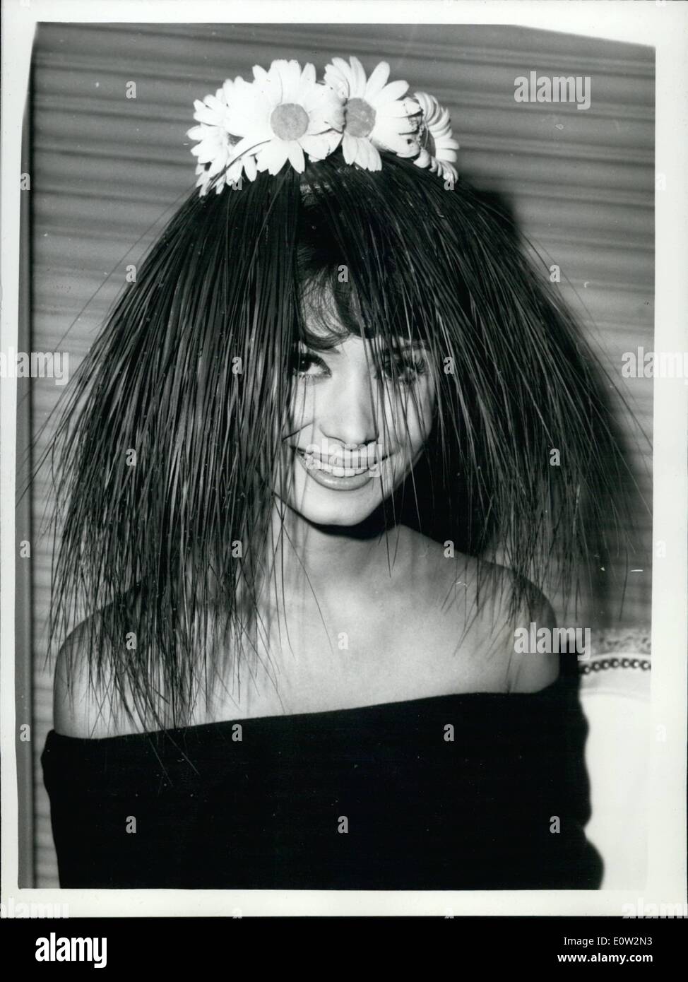 Gen 01, 1961 - Membro Associato Display: Il Membro Associato della Società di London Fashion Designer, questa mattina ha tenuto una visualizzazione dei loro nuovi modelli e gamme per la primavera 1961 a Rayne House, Old Bond Street. La foto mostra il modello Lalita indossa un cocktail hat da Madame Vernier, denominata Reed Mare e decorate con Marguerites. Foto Stock