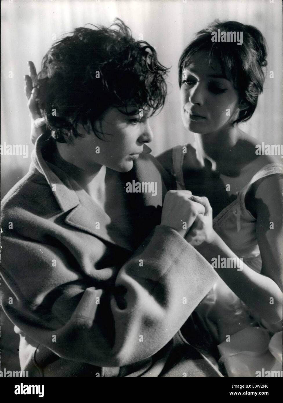 Gen 01, 1961 - Marie La foresta e Francoise Provost Co-Star in ''Ragazza con occhi dorati'': Martie Laforst e Francoise Prevost co-star nel film " La Fille Aux Yeux D'o'' (la ragazza con occhi dorati) basato su Balzac del romanzo ora in fase di realizzazione in una Parigi Studio.Phot mostra Marie La foresta (destra( e Francoise Prevpost in una scena del film. Foto Stock