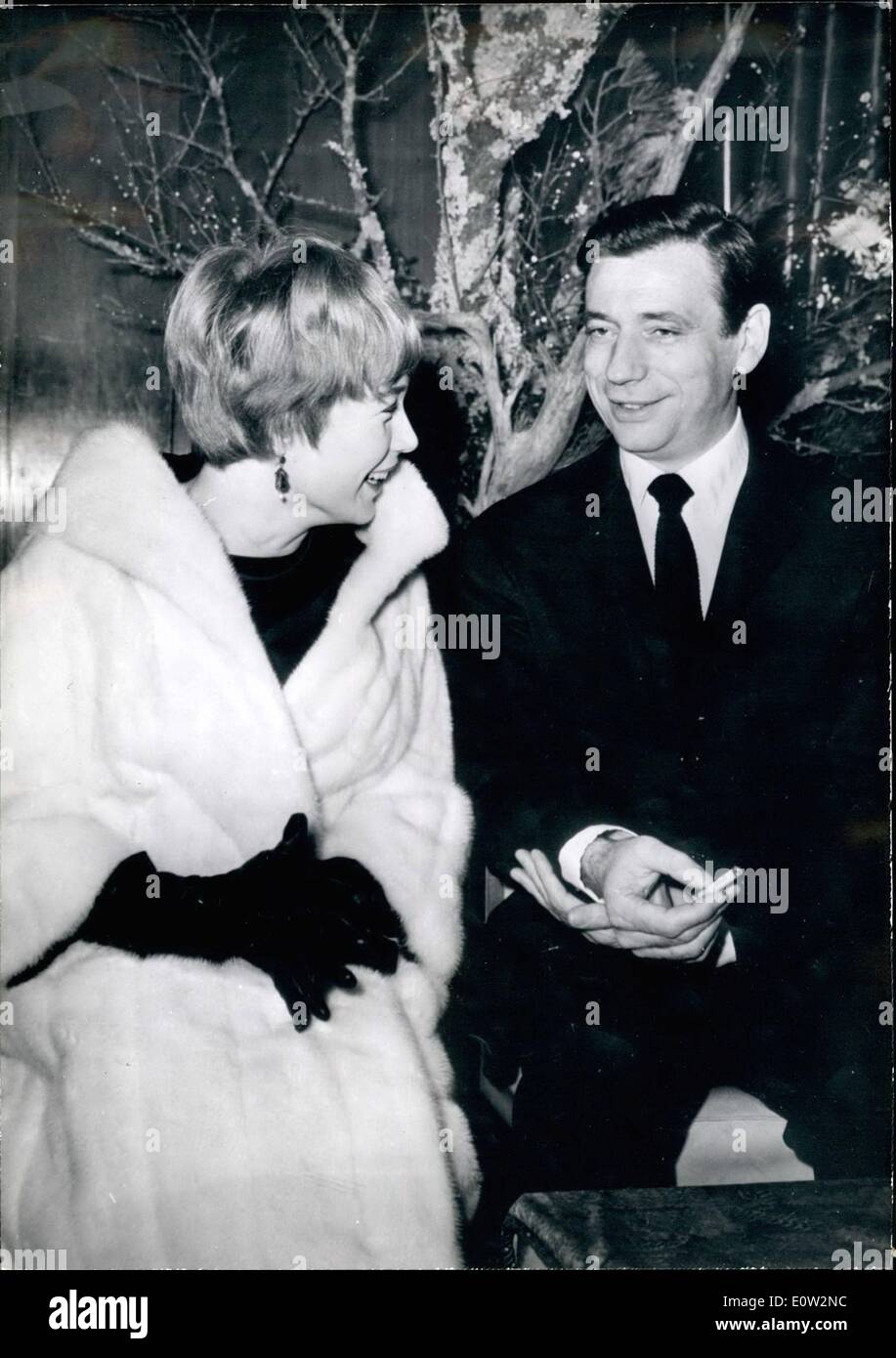 Gen 01, 1961 - Yves Montand in Giappone per il nuovo film - il famoso cantante francese Yves Montand è arrivato a Tokyo per co-star in ''MY GEISHA'' un film americano essendo realizzato da Paramount. Altre stelle del film che sono arrivati a Tokyo sono Edward G. Robinson e SHIRLEY MACLAINE. Foto Stock