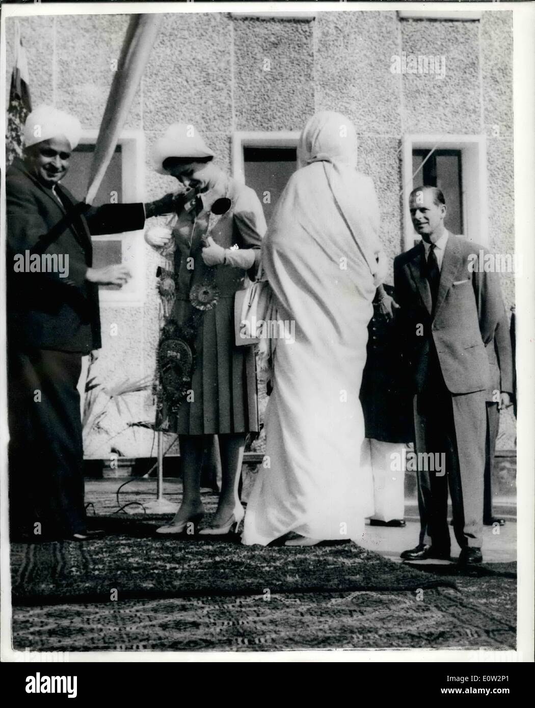 Gen 01, 1961 - Royal Tour indiano. Una ghirlanda di fiori per la regina: la foto mostra una ghirlanda di fiori per la regina come lei è arrivata all'apertura del Collegio di edifici del All-India insediamento medievale di scienza in New Delhi. La Ghirlanda è stata presentata dal sig. Tirath Ram (sinistra) il contraente che ha costruito l'istituto edifici, il duca appare sulla destra. Foto Stock