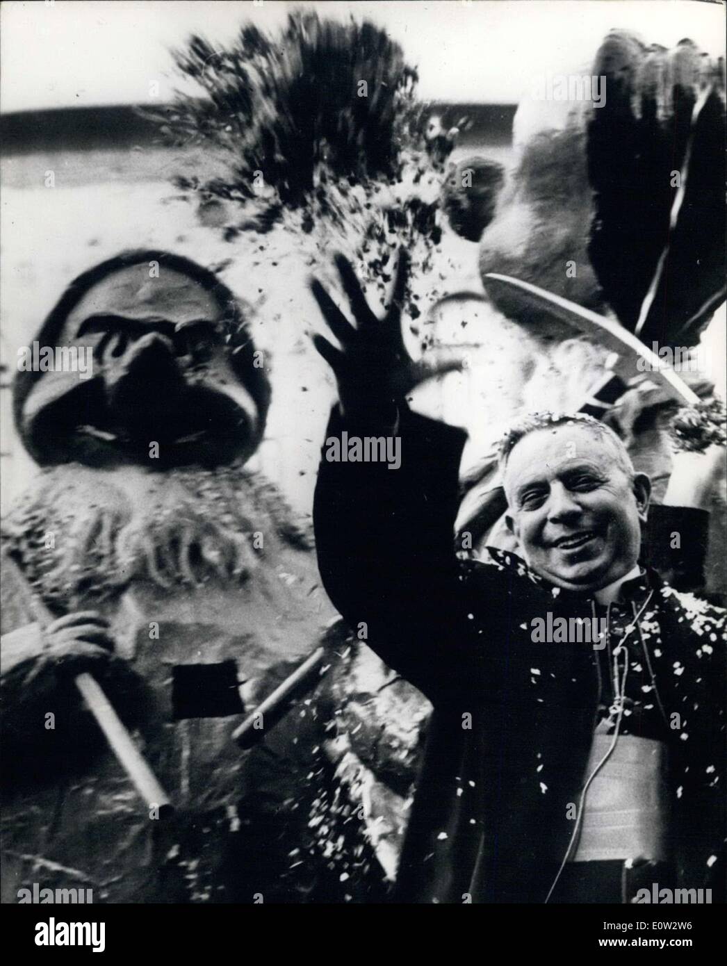 Febbraio 14, 1961 - Il Cardinale Giacomo Lercaroha al carnevale di Bologna Foto Stock