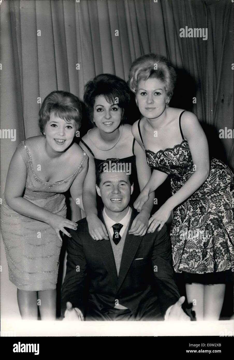 Febbraio 26, 1961 - Tutti gli artisti italiani e i vincitori del Festival di Sanremo sono stati presentati al pubblico francese durante un ''Bel Canto " gala presso il Palais des Sports. Joe Santieri è raffigurato nel mezzo di tre giovani e affascinanti cantanti italiani: da sinistra a destra, Wilma de Angelis, Nelly Fioramonti e Aura d'Angelo. Foto Stock