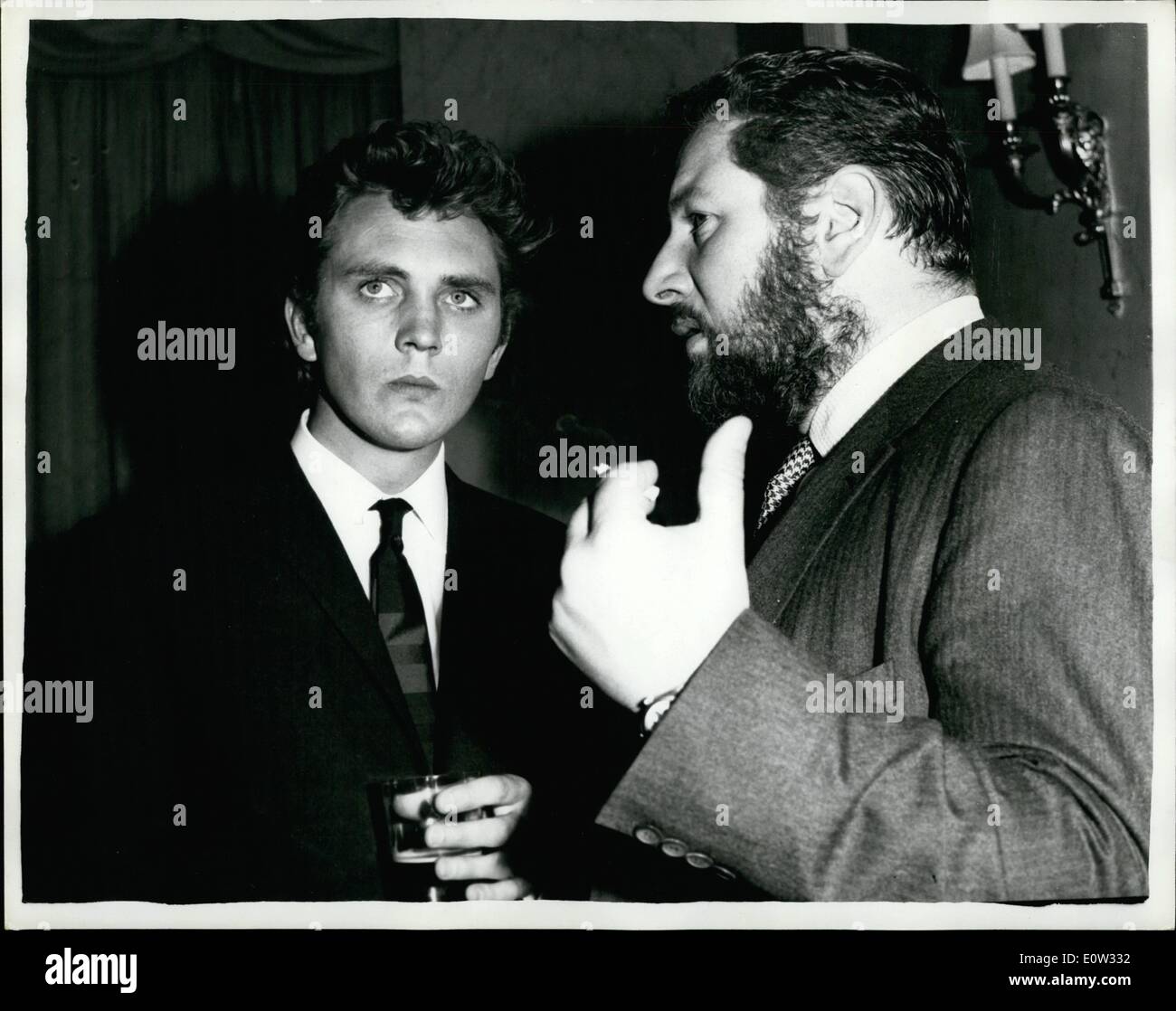 Maggio 05, 1961 - Reception per le stelle di ''Billy Budd''. Un ricevimento si è svolta questa sera presso il fiume Ristorante Savoy Hotel, per incontrare Peter Ustinov e star di Hollywood Robert Ryan che sono a stella nel nuovo film ''Billy Budd'', posizione di scatto per il quale comincia ad Alicante, in Spagna il 1 giugno. Altri membri del cast erano presenti. Keystone immagine mostra: Peter Ustinov nella foto a questa sera la reception, con Terence Stamp, sconosciuto 21 anni attore Plaistow, Londra, che svolge il ruolo di ''Billy Budd'' nel nuovo film, Foto Stock