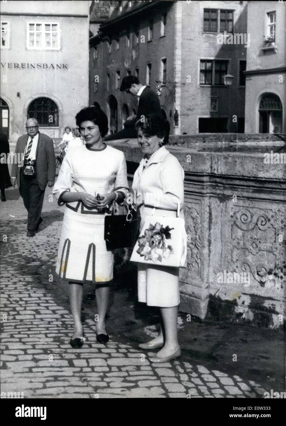 05 maggio 1961 - La Principessa Soraya in Rothenburg, Germania: Abbastanza inaspettatamente, ex imperatrice Soraya ha pagato una visita alla città medievale di Rothenburg su Tauber. La principessa Soraya che non sapeva prima di Rothenburg, era felice con edifici medievali e si è occupato di prendere le fotografie. Sebbene lei sola camma e voleva essere inkognito, presto tutta la cittadina conobbe circa il suo arrivo. La foto mostra la principessa Soraya a sinistra con una signora sconosciuta a Rothenburg. Foto Stock