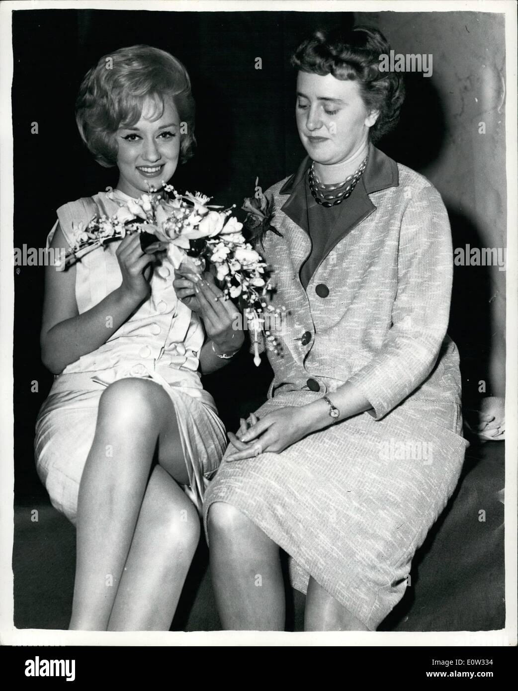 05 maggio 1961 - Interflora nazionale della sposa Bouquet finali del concorso: il finale di Interflora nazionale della sposa bouquet per un ft. 8a. tall sposa - si è tenuta questa mattina nella sala del fiume, il Savoy Hotel di Londra. Il vincitore è stato perdere un Ellis di Halifax, Yorks. La foto mostra schermo star Carol Lesley trattiene il vincitore del premio bouquet - progettato da Miss Ann Ellis - visto a fianco - al Savoy questa mattina. Foto Stock