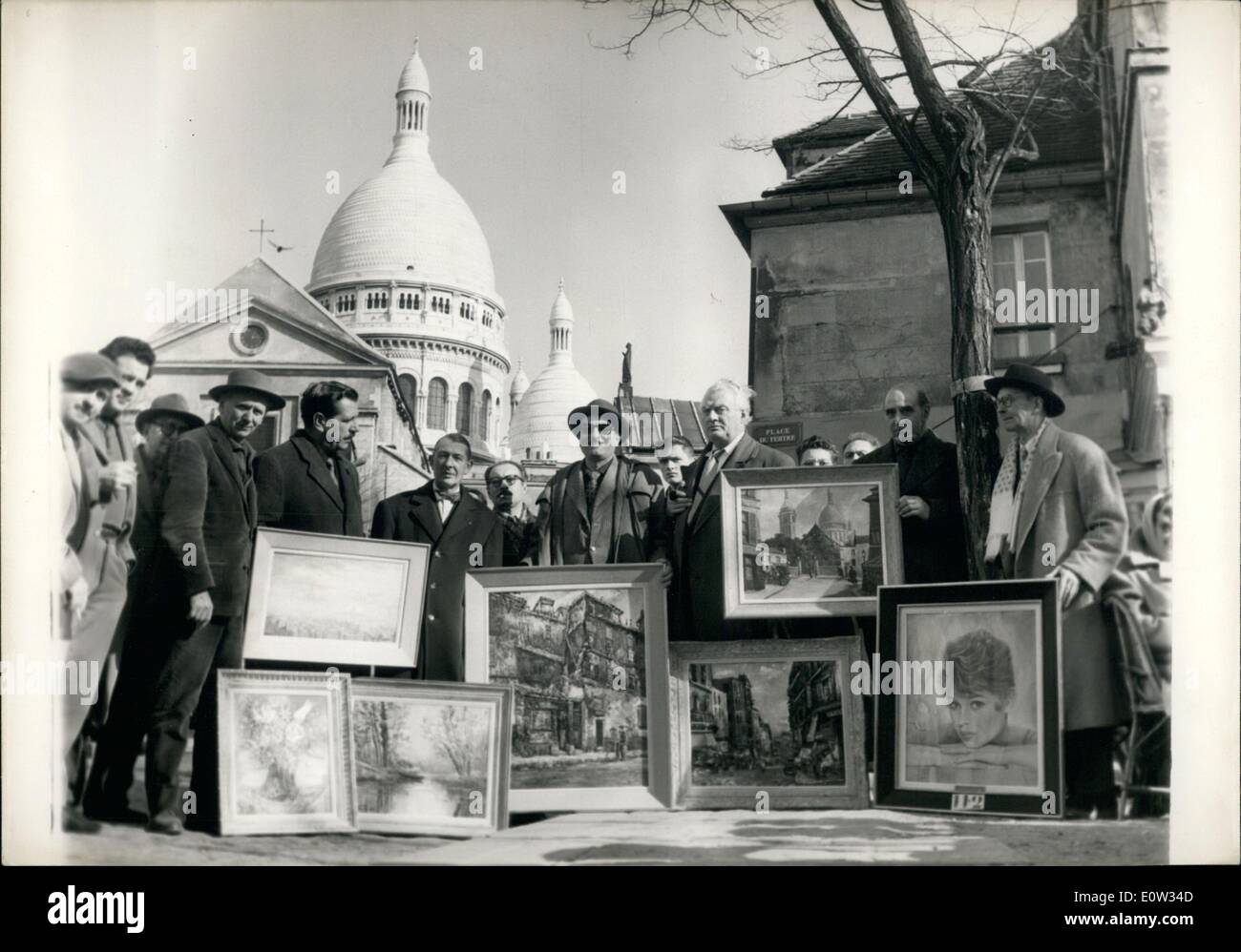 Mar 03, 1961 - pittori di Montmartre presentano: la mostra dei pittori Montmaretre aperto nella Place Du Tertrem vicino alla famosa chiesa del Sacro Cuore, questa mattina. Mostra fotografica di artisti che posano con i loro dipinti sulla sinistra una foto di Brigitte Bardot. Foto Stock