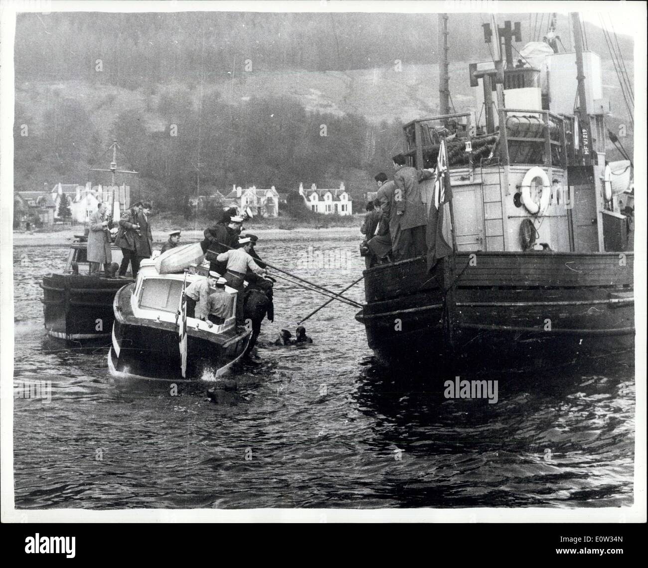 Mar 03, 1961 - Dmonstrations come noi deposito sottomarino nave arriva al Santo Loch. Vi erano anti dimostrazioni nucleare questa mattina quando la Uited membri deposito sottomarino nave ''Proteus'' ormeggiata nel Santo Lock - Firth of Clude..i dimostranti hanno utilizzato ''Keyake'' con cui hanno cercato di deley di attracco della nave - ma uno a uno sono stati ribaltati e inondato dal lavaggio del flotilln di polics e Royal Navy lancia - e di male ad essere pescato fuori dell'acqua Foto Stock