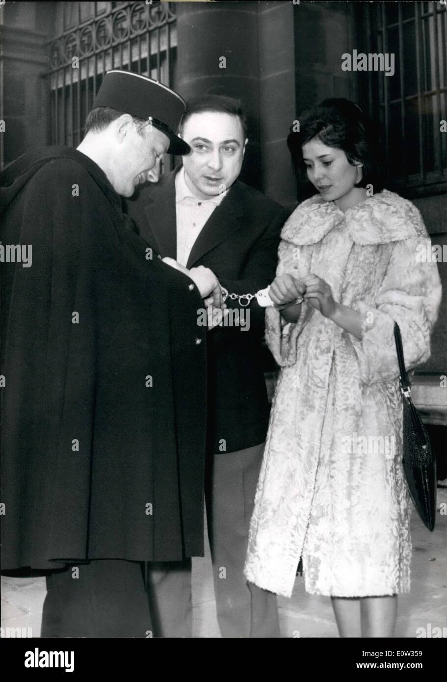 Mar 03, 1961 - Manacled ma per il divertimento. Il premio annuale per il miglior film di suspence è stato assegnato a Gerard Oury per il suo film l'uomo minaccia . OPS: Gerard Oury e Marie-Jose Nat (che gioca il ruolo di protagonista nel film) essendo liberato dalle manette da un poliziotto. La felice il vincitore del premio non sembra alla mente la barzelletta. 1 marzo/61 Foto Stock