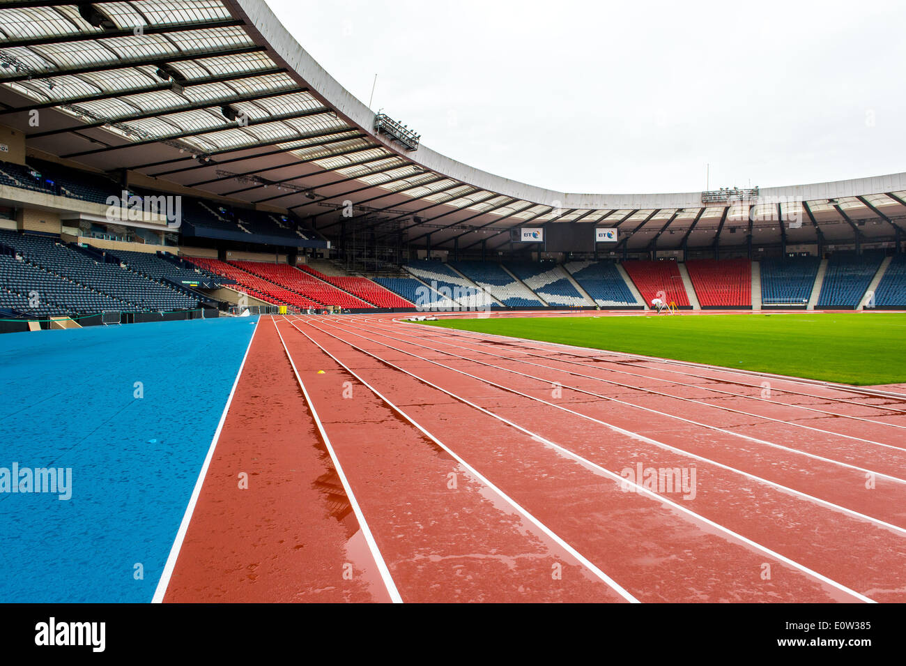 Scozia stadio nazionale Hampden Park trasformato in anathletics arena per il Glasgow 2014 giochi del Commonwealth. Foto Stock