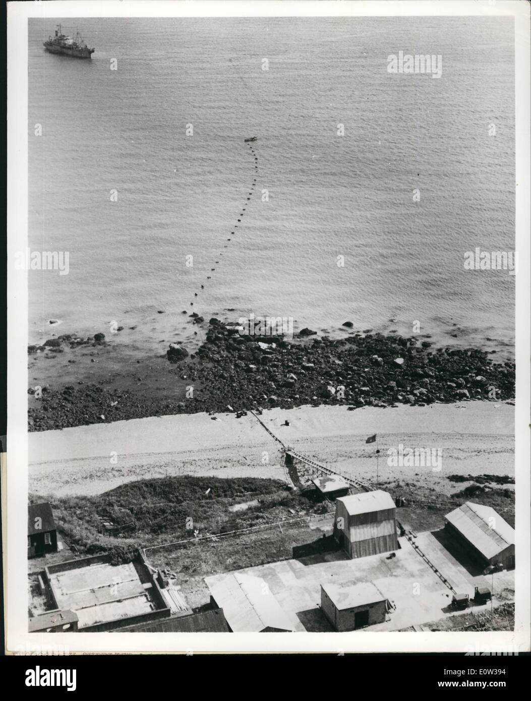 Mar 03, 1961 - Scambio internazionale di alimentazione: dalle bianche scogliere vicino a Dover, Inghilterra, allunga il cavo di test per un nuovo high-power link che consentirà la Gran Bretagna e la Francia per lo scambio di potenza in eccesso presente. A causa delle diverse abitudini dei due paesi, ciascuno ha il potere di risparmiare in tempi diversi. In tal modo si è in grado di trasportare il carico aggiuntivo in corrispondenza dell'altro periodo di picco Foto Stock