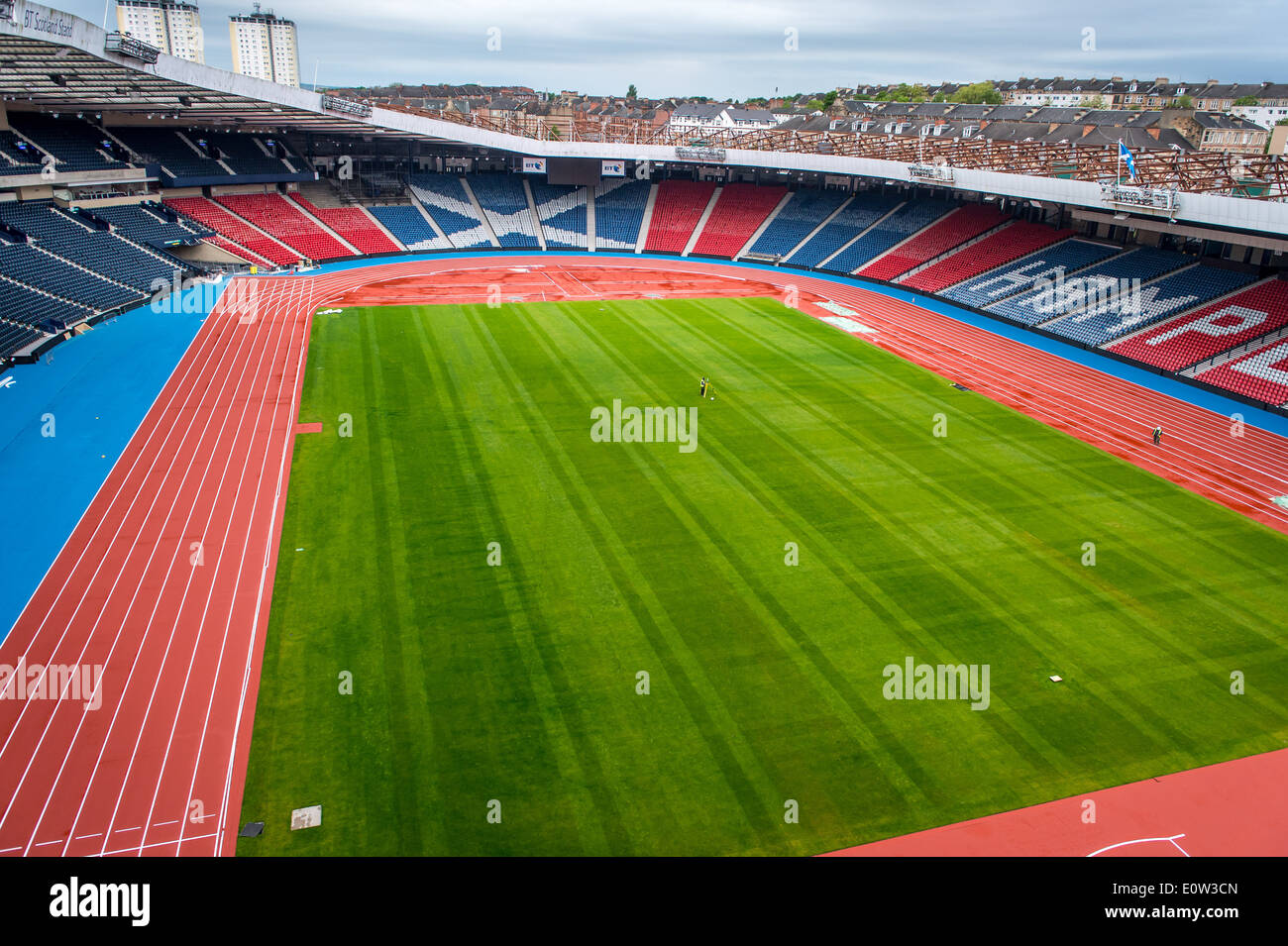 Scozia stadio nazionale Hampden Park trasformato in anathletics arena per il Glasgow 2014 giochi del Commonwealth. Foto Stock