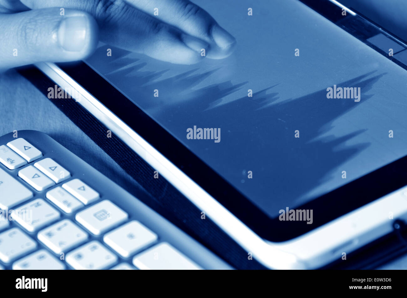 Toccare tavoletta digitale con lo schema di business Foto Stock