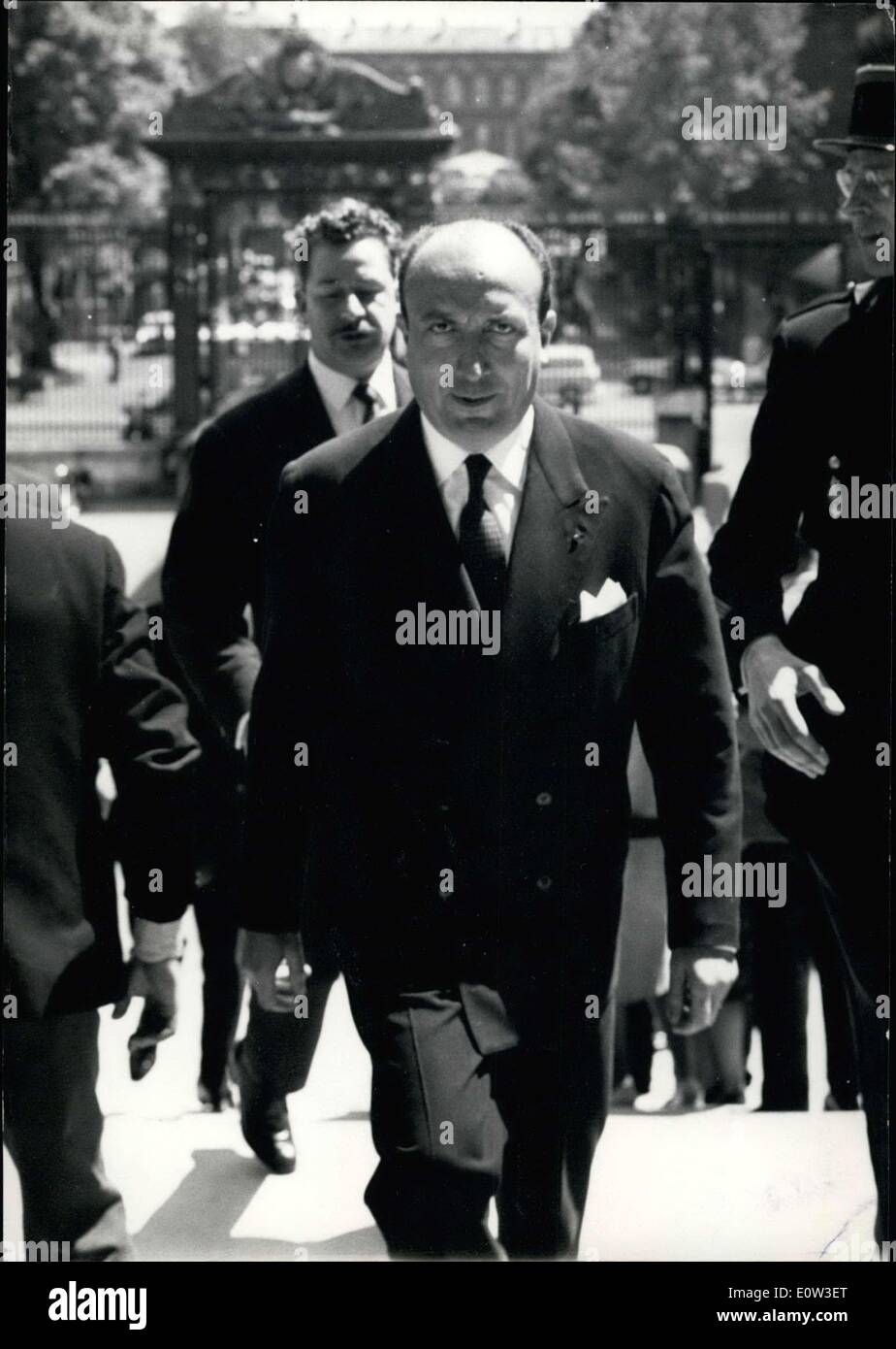 10 maggio 1961 - Il secondo giorno della prova di ex generali Maurice Challe e Andre Zeller davanti alla Suprema Corte Militare presso il tribunale di Parigi. Immagine: Il Sig. Jean Morin, delegato generale del governo in Algeria di arrivare al palazzo di giustizia. Foto Stock