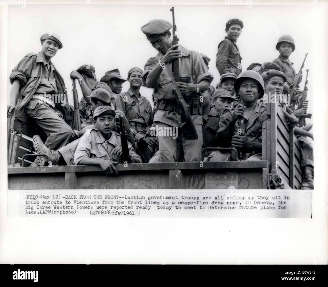 12 maggio 1961 - torna dalla parte anteriore--laotiano le truppe governative sono tutti i sorrisi come essi siedono nel carrello per lungo il tragitto a Vientiane dalle linee del fronte come un cessate il fuoco si avvicinò. A Ginevra i tre grandi potenze occidentali sono stati segnalati oggi pronto a soddisfare per determinare i piani futuri per il Laos APWire (foto) Foto Stock