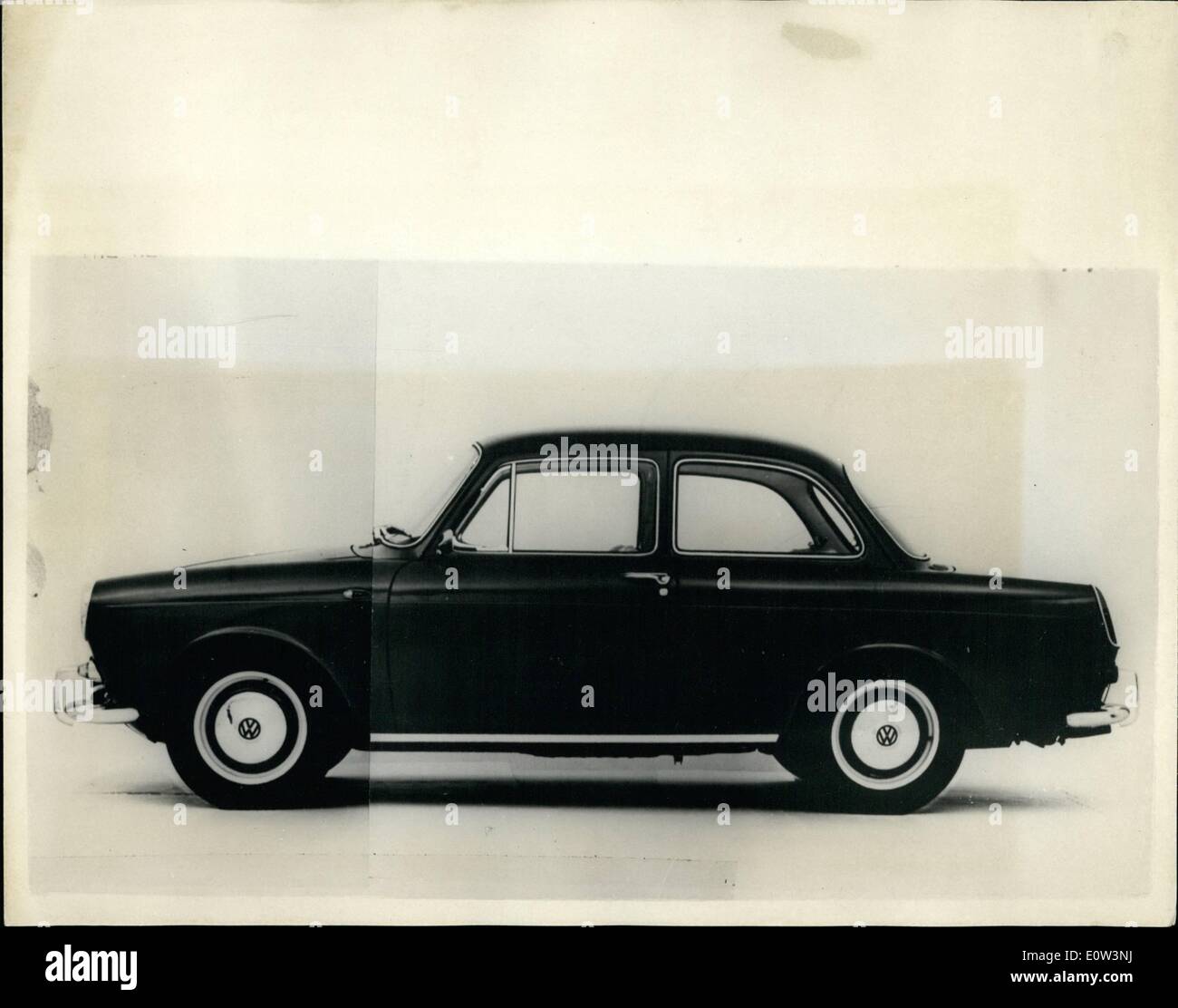 Mar 03, 1961 - PRESENTAZIONE DEL NUOVO 80 M.P.H. VOLKSWAGEN..PRIMO NUOVO DESIGN dalla fabbrica per più di vent'anni. Il nuovo 80 m.p.h Volkswagen - primo davvero fresca modello per essere prodotta presso la factory tedesca più di venti anni fa - è stato visto oggi per la prima volta. Il motore posteriore è più potente di 1 ½ litro di unità.. La nuova vettura ha un interamente 'Nuovo Look" per la Volkswagen - per esso è in gran parte le stesse linee di popolare britannica auto. Keystone Mostra fotografica di:- visualizzare di nuovo 1 ½ litro di Volkswagen - al prezzo di 6400 DM. - Come si è visto a Francoforte oggi. Foto Stock