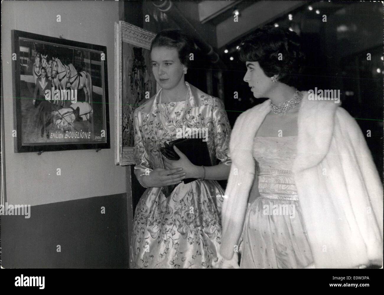 Mar 04, 1961 - Parigi è chi è chi a artisti di spettacolo di beneficenza: annuale spettacolo di beneficenza organizzato dall Unione di Parigi gli artisti si è tenuto presso il Cirque d'Hiver, Parigi, la notte scorsa. La foto mostra la principessa Marie-Gabrielle di Savoia (sinistra), Figlia di Ex-King Umberto d'Italia, visto con una signora amico. Foto Stock