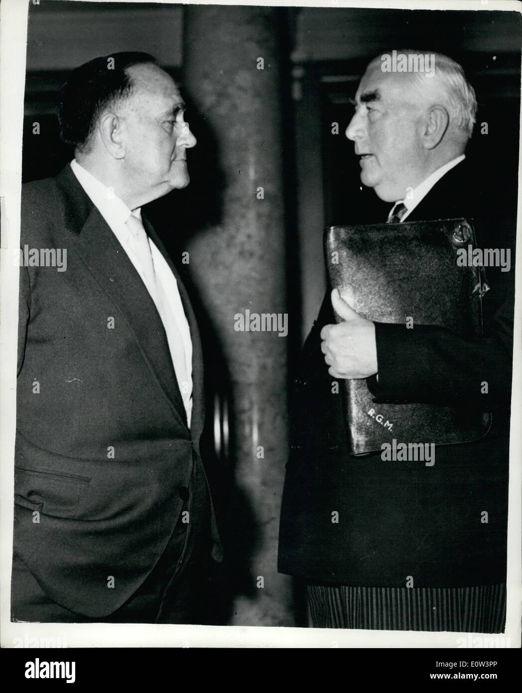 Mar 08, 1961 - 8-3-61 apertura del primo ministro la conferenza. Il sig. Menzies e Sir Roy Welensky. Il Commonwealth Primi ministri della Conferenza Episcopale si è aperta questa mattina a Lancaster House, Londra. Keystone Foto Mostra: il sig. R.G. Menzies (Primo Ministro australiano) (destro) parla con Sir Roy Welensky federale di Primo Ministro della Rhodesia e Nyasaland, prima dell apertura della conferenza di questa mattina. Foto Stock