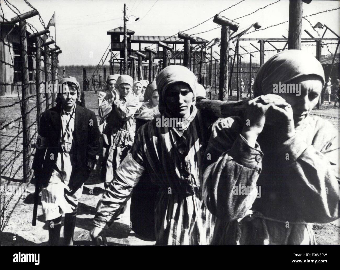 Mar 08, 1961 - Femmina prigionieri in forza lavoro Campo di Concentramento... ...Chiamata alla nostra mente lo stato delle SS è spaventoso passato. Il filmato ''Kapo'' tenace e instancabile mostra il drammatico destino di un giovane ebrea, un filmato ammonendo, piena di calamità e scuotendo il realismo. Foto Stock