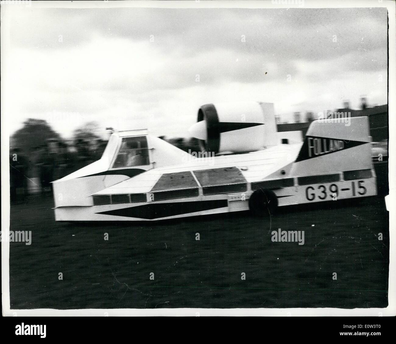 Mar 20, 1961 - 20-3-61 Nuovo Hovercraft supera la prova. Progettato per battere le paludi. La nuova macchina di Hovercraft noto come il germe (effetto suolo macchina di ricerca) dimostrati in tre minuti di dimostrazione a Imphal caserma, York., ieri che si può volare con facilità tre pollici al di sopra del terreno. Pilotato da John Chaplin (32) capo hovercraft ingegnere di sviluppo del velivolo Folland Co., la macchina è sostenuto di essere un valore inestimabile per l'esercito per attraversare fiumi marche e altri ostacoli che tenere presente giorno per il trasporto militare. Esso è alimentato da due 700 c.c. Royal Enfield motori a ciclo Foto Stock