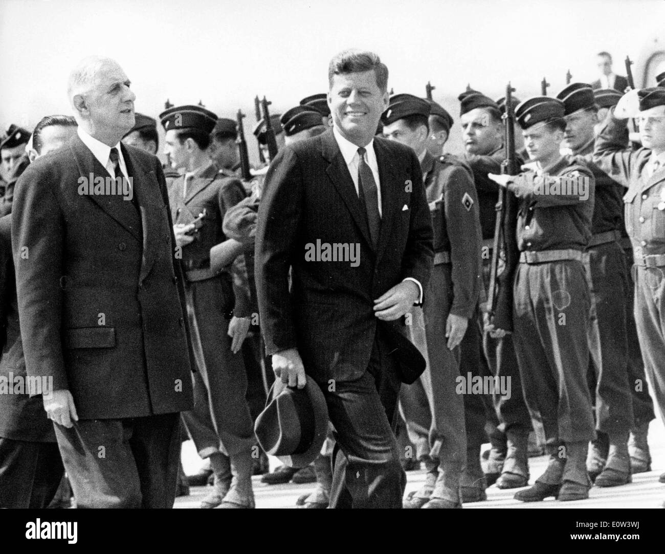 Il presidente Kennedy e il generale De Gaulle ispezionare la Guardia d'Onore Foto Stock