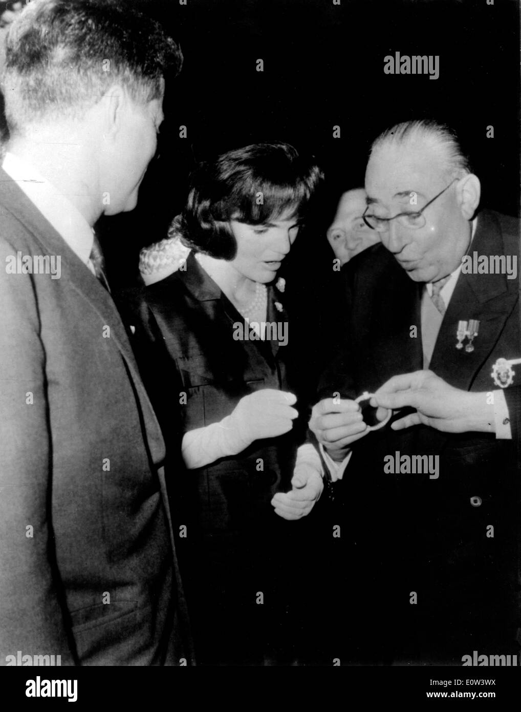 Presidente e Jackie Kennedy parla con amici al Quai d'Orsay Foto Stock