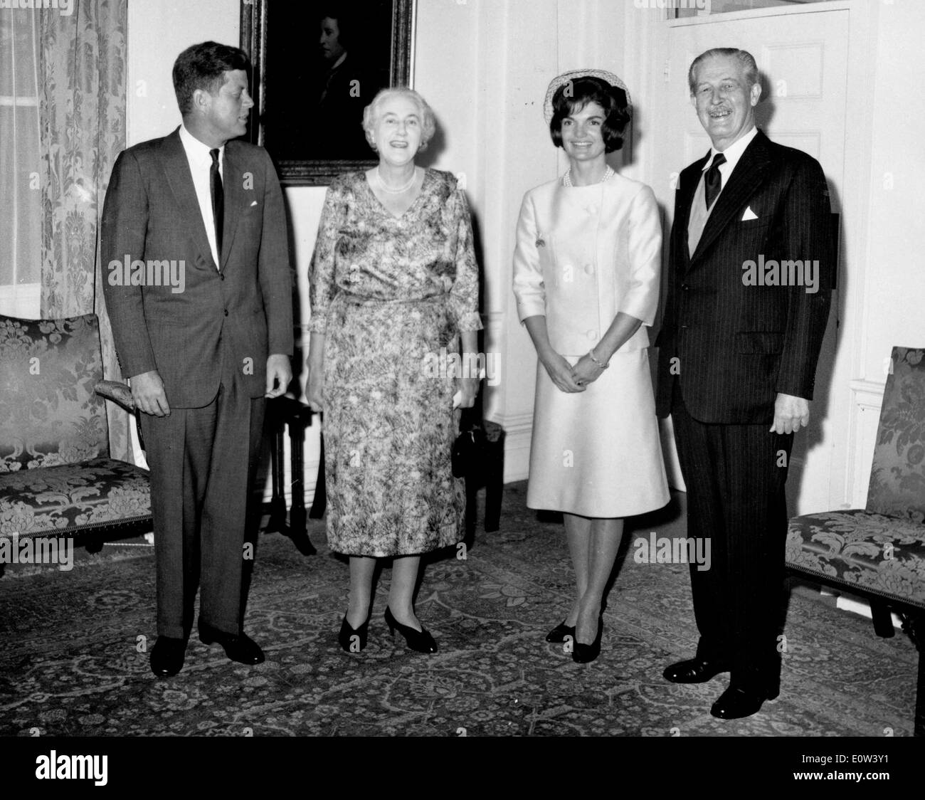 Il Kennedy visita Harold Macmillan alla Admiralty House Foto Stock